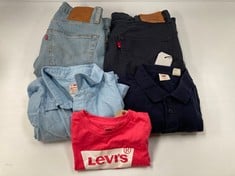 5 X LEVIS GARMENTS VARIOUS MODELS AND SIZES INCLUDING BLUE SHIRT SIZE L - LOCATION 5B.