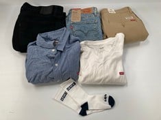 6 X LEVIS GARMENTS VARIOUS MODELS AND SIZES INCLUDING WHITE T-SHIRT SIZE L - LOCATION 5B.