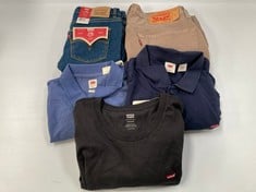 5 X LEVIS VARIOUS MODELS AND SIZES INCLUDING BLUE POLO SHIRT SIZE M - LOCATION 9B.