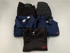 5 X LEVIS GARMENTS VARIOUS MODELS AND SIZES INCLUDING BLACK T-SHIRT SIZE M - LOCATION 9B.