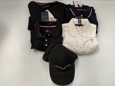 5 X TOMMY HILFIGER GARMENTS VARIOUS MODELS AND SIZES INCLUDING BLACK CAP - LOCATION 9B.