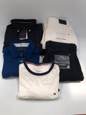 5 X TOMMY HILFIGER CLOTHING VARIOUS MODELS AND SIZES INCLUDING BLUE POLO SHIRT XS - LOCATION 50A.