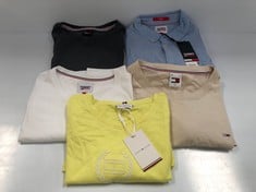 5 X TOMMY HILFIGER GARMENTS VARIOUS MODELS AND SIZES INCLUDING BLUE SHIRT L - LOCATION 50A.