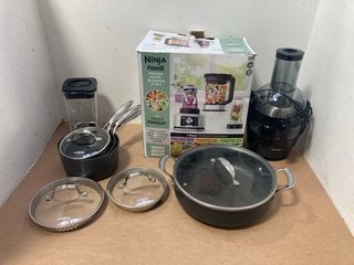 QTY OF ASSORTED KITCHEN APPLIANCES TO INCLUDE NINJA FOOD POWER MULTI BLENDER 3 IN 1 & EAZIGLIDE COOKING PAN SET: LOCATION - BR2