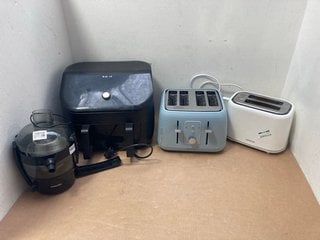 QTY OF ASSORTED KITCHEN APPLIANCES TO INCLUDE LIGHT BLUE KENWOOD QUAD TOASTER WITH PHILIPS MINI JUICER: LOCATION - BR2