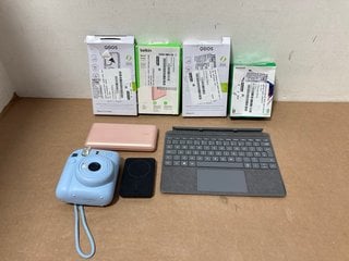 QTY OF ASSORTED ITEMS TO INCLUDE BELKIN PORTABLE POWER BANK: LOCATION - BR5