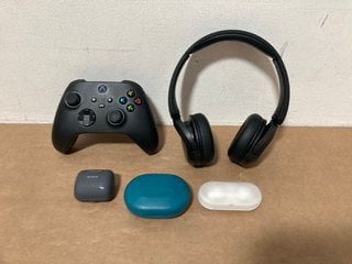 QTY OF ASSORTED ITEMS TO INCLUDE XBOX GAMING CONTROLLER: LOCATION - BR5