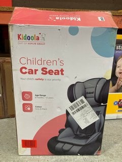 KIDOOLA CHILDRENS CAR SEAT IN GREY/BLACK: LOCATION - BR13