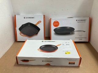 3 X ASSORTED LE CREUSET PANS TO INCLUDE ENAMELLED WOODEN HANDLE CAST IRON FRYING PAN: LOCATION - BR17