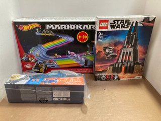 3 X ASSORTED TOY ITEMS TO INCLUDE HOT WHEELS MARIO KART RAINBOW ROAD: LOCATION - BR17