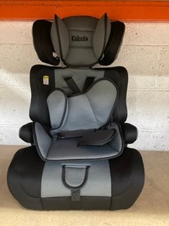 KIDOOLA CHILDRENS CAR SEAT IN GREY/BLACK: LOCATION - BR18