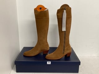 FAIRFAX & FAVOR WOMENS REGINA SUEDE HEELED BOOTS IN TAN SIZE: 7.5 - RRP - £415: LOCATION - WHITE BOOTH