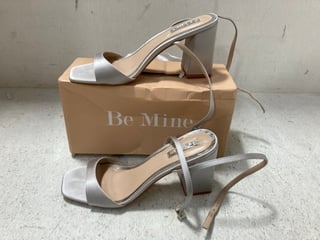 BE MINE WRAP BUCKLE STRAP SILK CHUNKY HEELS IN SILVER SIZE: 7: LOCATION - A17