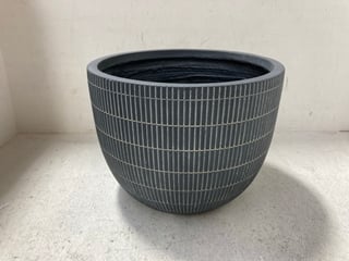 37CM WASHED PLANTER IN BLACK: LOCATION - A17