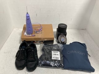 5 X ASSORTED MENS CLOTHING AND ACCESSORIES TO INCLUDE FILA INCONTRO MENS LACE UP TRAINERS IN NAVY SIZE: 9: LOCATION - B18