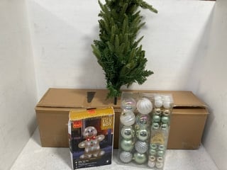 3 X ASSORTED ITEMS TO INCLUDE MULTIPACK OF TEXTURED AND COLOURED CHRISTMAS BAUBLES: LOCATION - B18