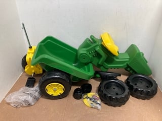 JOHN DEERE TRIO TRACTOR TOY SET: LOCATION - B15