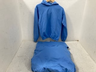 QTY OF GILDAN CHILDRENS PLAIN HOODIES IN LIGHT BLUE SIZE: XL: LOCATION - B9