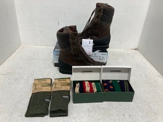 5 X ASSORTED CLOTHING ITEMS TO INCLUDE 2 X MEINDL MERINO EXTRA BOOT SOCKS IN GREEN SIZE: 8 - 9.5: LOCATION - B8