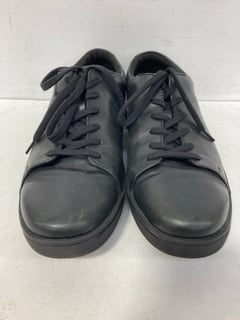 2 X ASSORTED SHOES TO INCLUDE CLARKS COLLECTION LEATHER LACE UP FORMAL SHOES IN BLACK SIZE: 10.5: LOCATION - B5