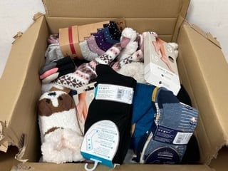 BOX OF ASSORTED SOCKS TO INCLUDE IOMI SOCK HOP DIABETIC 3 PACK OF SOCKS IN BLACK SIZE: 6 - 11: LOCATION - B3