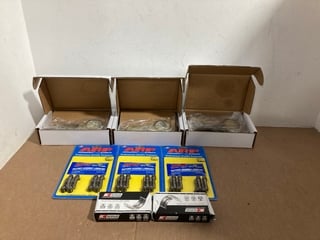 BOX OF ASSORTED ITEMS TO INCLUDE KING ENGINE BEARINGS SET: LOCATION - B1