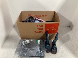 QTY OF ASSORTED CHILDRENS CLOTHING TO INCLUDE MOUNTAIN WAREHOUSE SPLASH FLASHING LIGHT WELLIES IN DINOSAUR PRINT NAVY SIZE: 10: LOCATION - C9