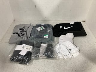 QTY OF ASSORTED NIKE ITEMS TO INCLUDE 25L LOGO PRINT BAG IN BLACK: LOCATION - C9