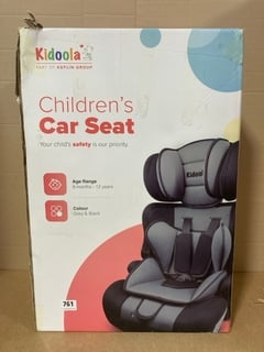 KIDOOLA CHILDRENS CAR SEAT IN GREY AND BLACK: LOCATION - C14