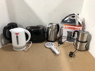 QTY OF ASSORTED JOHN LEWIS AND PARTNERS APPLIANCES TO INCLUDE 3 X ASSORTED KETTLES IN STAINLESS STEEL , WHITE AND BLACK: LOCATION - C18