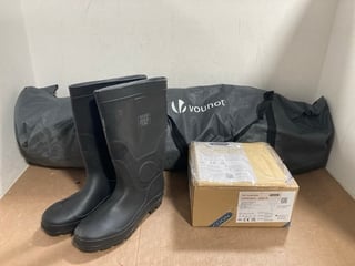 3 X ASSORTED ITEMS TO INCLUDE PAIR OF PORTWEST RUBBER WELLIES IN BLACK SIZE: 9: LOCATION - C21