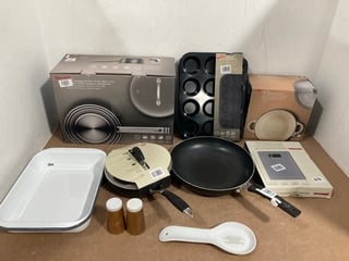 QTY OF ASSORTED JOHN LEWIS AND PARTNERS KITCHEN ITEMS TO INCLUDE CAST IRON 21CM CASSEROLE DISH WITH LID , STAINLESS STEEL ELECTRONIC SCALE: LOCATION - D15