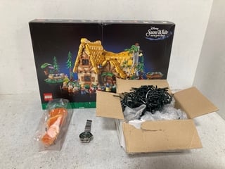 4 X ASSORTED ITEMS TO INCLUDE SNOW WHITE AND THE SEVEN DWARFS COTTAGE HOME DECORATION: LOCATION - D11