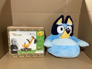 BLUEY CHILDRENS PLUSH CHAIR TO INCLUDE ROLLY TOYS RIDE ON DIGGER: LOCATION - D10