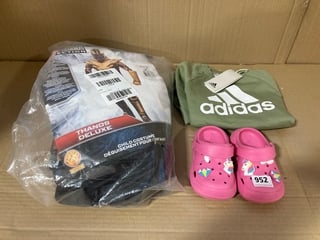 3 X ASSORTED CHILDRENS CLOTHING TO INCLUDE ADIDAS ESSENTIALS LOGO PRINT FLEECE SWEATSHIRT IN GREEN SIZE: 5 - 6 YRS: LOCATION - D9