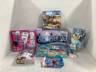 6 X ASSORTED CHILDRENS ITEMS TO INCLUDE SCRABBLE JUNIOR BOARD GAME , BLUEY TALKING TOY PLUS: LOCATION - D7