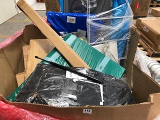 PALLET OF ASSORTED ITEMS TO INCLUDE POST HAMMER IN GREY: LOCATION - B5 (KERBSIDE PALLET DELIVERY)