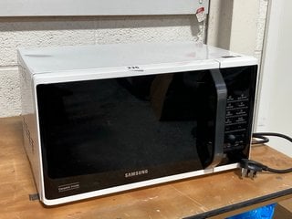 SAMSUNG MICROWAVE IN WHITE: LOCATION - AR6T