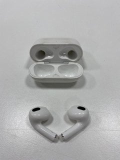 1 PAIR OF AIRPODS EARBUDS IN WHITE (WITH CHARGING CASE) [JPTM127684]