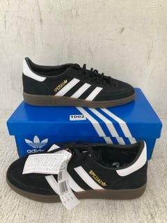 ADIDAS HANDBALL SPEZIAL TRAINERS IN BLACK/GUM UK SIZE 8: LOCATION - E8