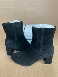 JOHN LEWIS & PARTNER OAKLESS HIGH HEEL BOOTS IN BLACK UK SIZE 6: LOCATION - E10