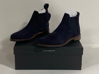 JONES BOOTMAKERS MENS BAYRIDGE LEATHER CHELSEA BOOTS IN SUEDE NAVY UK SIZE 7 - RRP £170: LOCATION - FRONT BOOTH