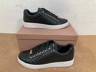 CARVELA DAZE WEAVE WOVEN TRAINERS IN BLACK UK SIZE 6.5: LOCATION - H4