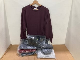 QTY OF ASSORTED MENS AND WOMENS CLOTHING ITEMS TO INCLUDE ASOS ASYMMETRIC SLOUCHY SWEATSHIRT IN BURGUNDY UK SIZE M: LOCATION - H6