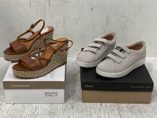 FITFLOP WOMENS RALLY STRAP SUEDE TRAINERS IN SOFT GREY UK SIZE 5 TO ALSO INCLUDE REGARDE LE CIEL VIRNA 02 WOMENS WEDGE HEEL SANDALS IN BROWN UK SIZE 7: LOCATION - H8