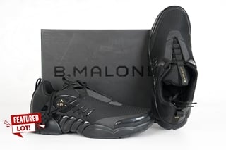 B.MALONE X-1 SCORPION TRAINERS IN BLACK/GOLD UK SIZE 10 - RRP £110: LOCATION - FRONT BOOTH