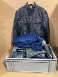 QTY OF ASSORTED MENS CLOTHING ITEMS TO INCLUDE TIMBERLAND WATERPROOF JACKET IN NAVY - UK S: LOCATION - H13