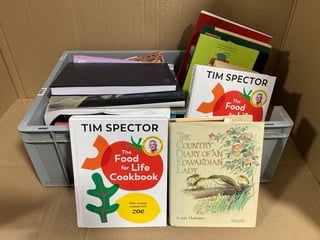 QTY OF ASSORTED BOOKS TO INCLUDE THE FOOD FOR LIFE COOKBOOK BY TIM SPECTOR: LOCATION - H13