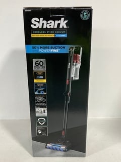 SHARK ANTI HAIR WRAP WITH PET TOOL CORDLESS STICK VACUUM CLEANER IN MODEL: IZ300UKT - RRP £229: LOCATION - FRONT BOOTH