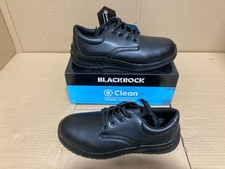 PAIR OF BLACKROCK SRC LACE UP SHOES IN BLACK - UK 9: LOCATION - I8